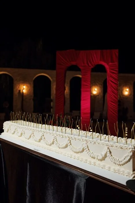 Tort de nuntă alb minimalist
