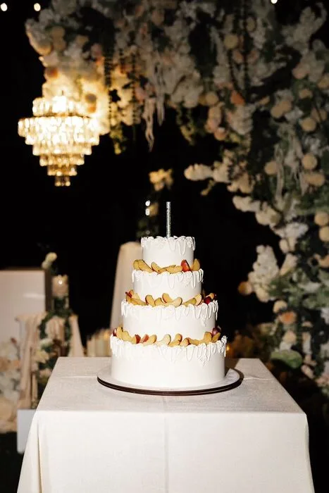 Tort de nuntă modern contemporan